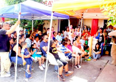 Caperucita Roja presentándose en un espacio público. 2014